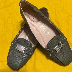 Kenneth Cole Reaction flash time flat shoes Size 7.5 olive green